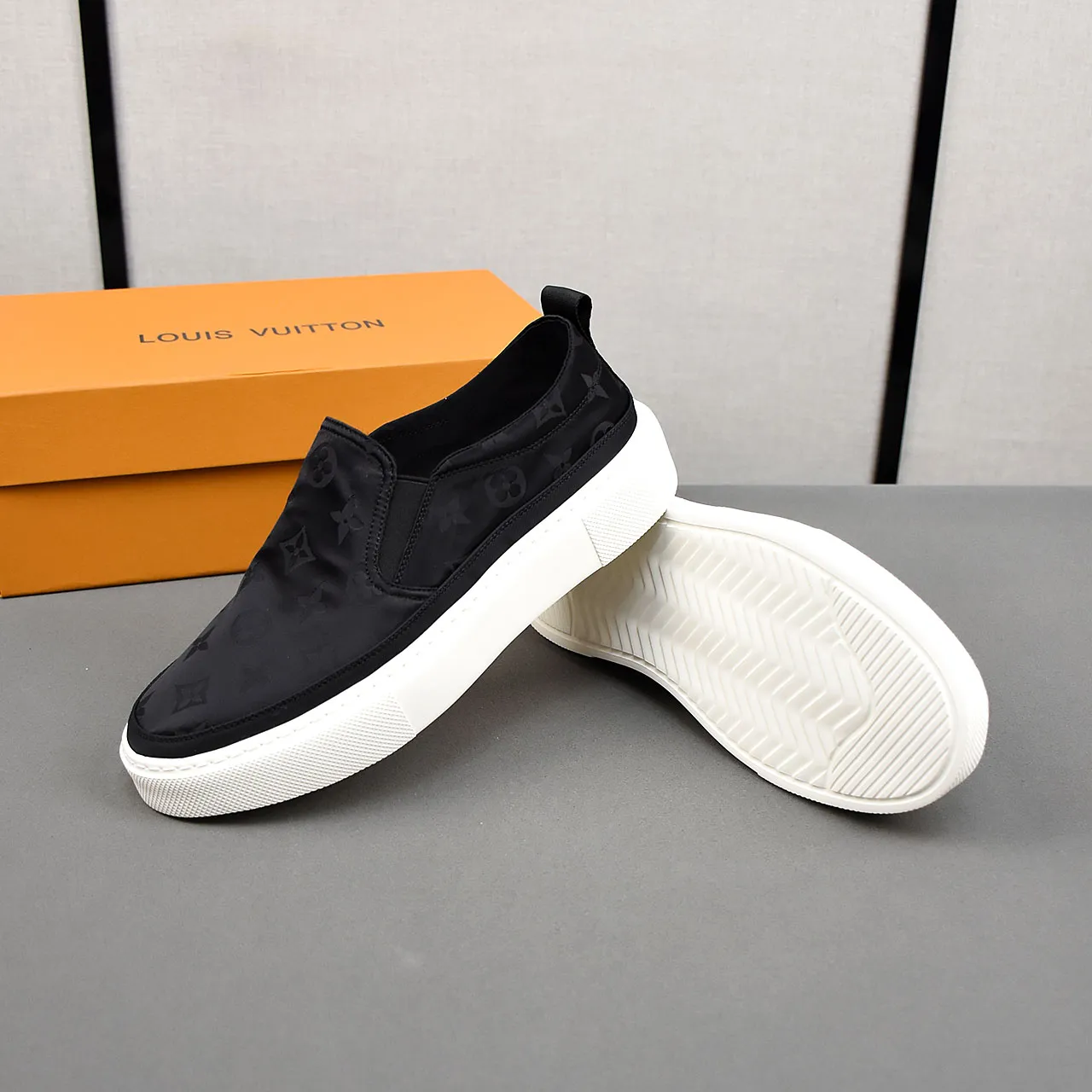 PP400❣️❣️❣️LV breathable cloth shoes, the upper is made of comfortable and breathable fabric, and the ultra-light rubber foam outsole. Men's size 39-44.